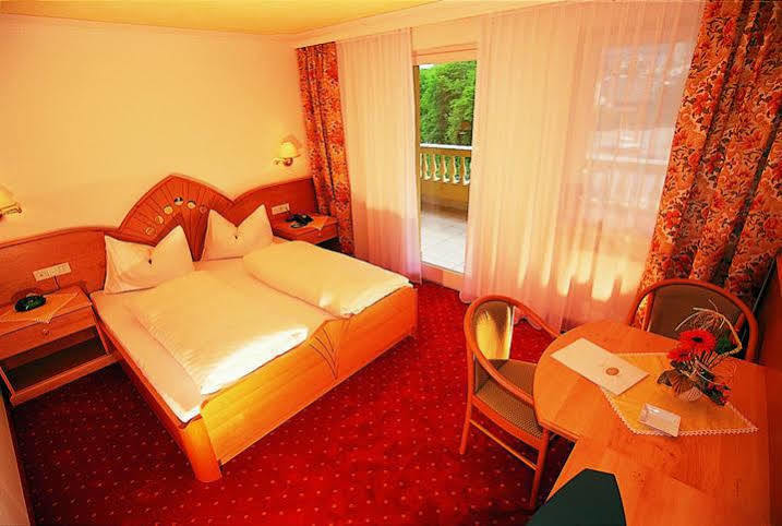 Hotel Maria Theresia Silandro Exterior photo